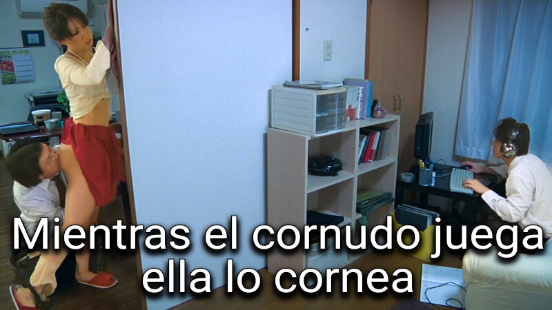 Mientras el cornudo juega ella lo cornea